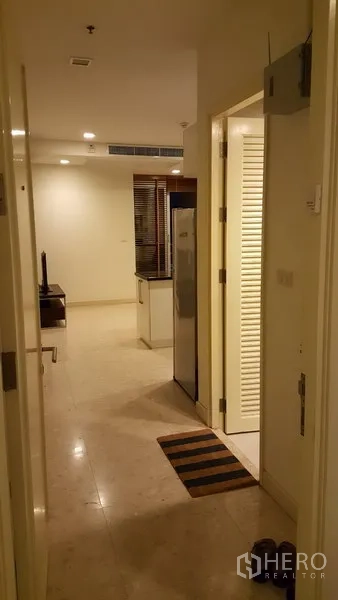 คอนโด ให้เช่าในKhlong Toei, Bangkok - โถงทางเข้าปูพื้นหิน เดินเข้าสู่ครัวและพื้นที่นั่งเล่น