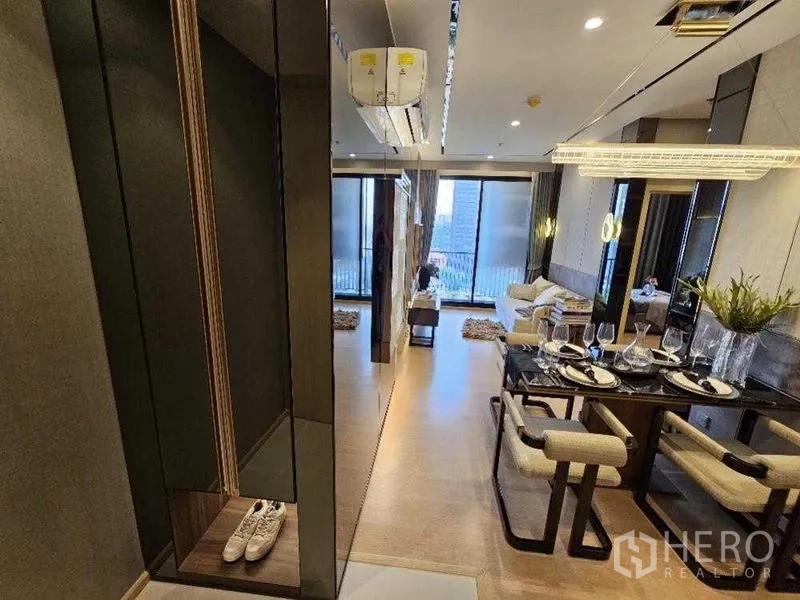 คอนโด ให้เช่า - โถงทางเข้าเชื่อมสู่พื้นที่นั่งเล่นแบบโอเพ่นพร้อมหน้าต่างเต็มบาน