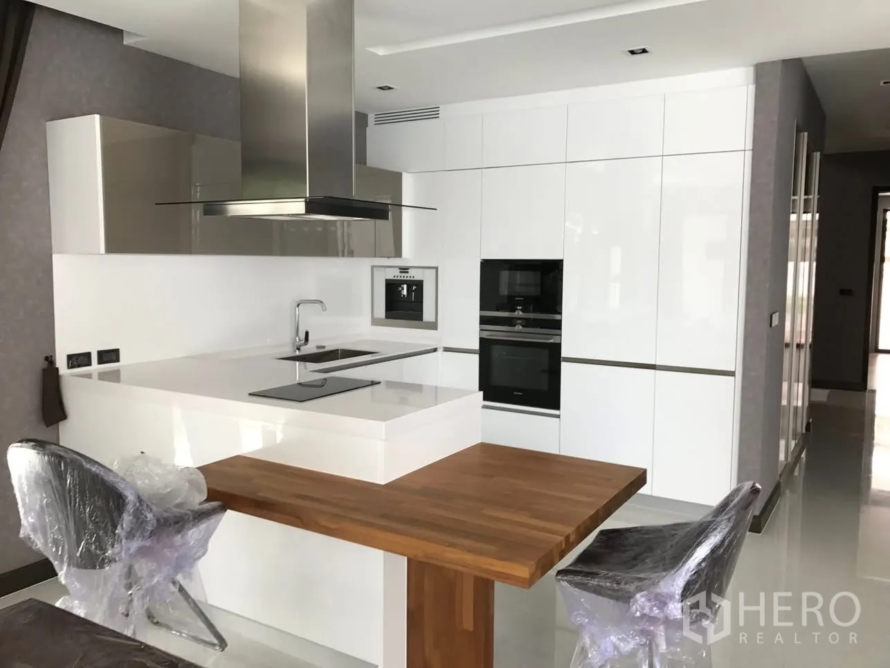 บ้านเดี่ยว for rent in Bang Kapi, Bangkok - ครัวสไตล์ยุโรปโทนขาว ไอส์แลนด์เตาไฟฟ้า เครื่องดูดควัน และเตาอบบิลท์อิน