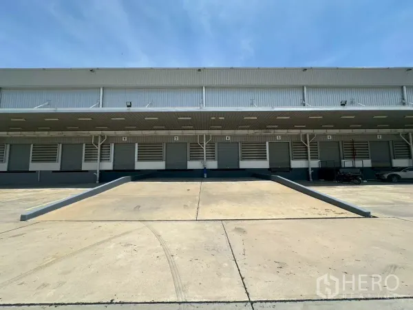 Warehouse for rent in Bang Phli, Samut Prakan - Central truck ramp leading to raised dock with canopied platform.