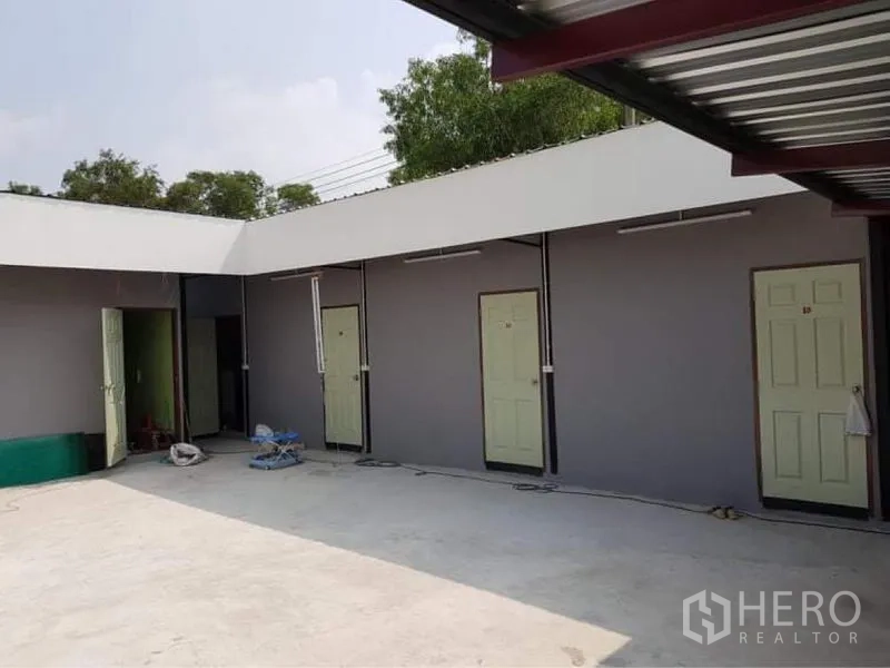 货栈 出售在Lam Luk Ka, Pathum Thani - 庭院另一侧的员工房排屋视角。