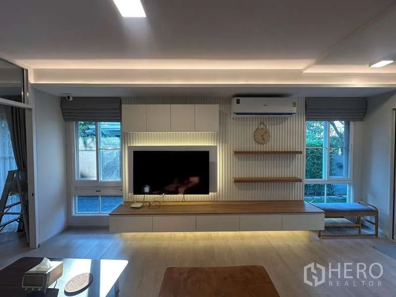 独立式住宅 出租在Prawet, Bangkok - 电视背景墙内置柜体与搁板，灯带及大窗。