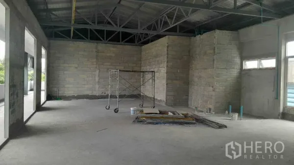 零售空间 出租在Khlong Toei, Bangkok - 二楼开放式零售毛坯空间，挑高金属桁架与未粉刷砖墙，位于Phra Khanong。