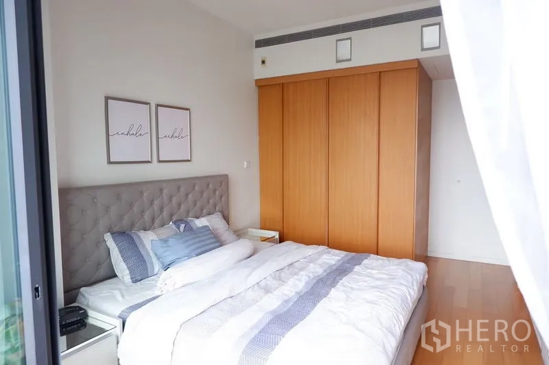 คอนโด ให้เช่าในSathon, Bangkok - ห้องนอนหลักพร้อมหัวเตียงบุผ้าและตู้เสื้อผ้าบิวท์อินไม้