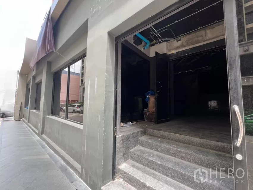 零售空间 出租在Khlong Toei, Bangkok - 临街零售门面，宽窗与开放式入口，靠近BTS澎蓬站。