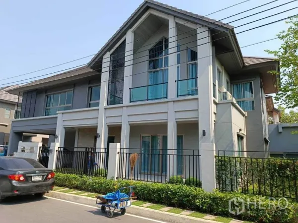 Detached House for rent in Bueng Kum, Bangkok - Street view of the detached house with tall gables, glass balconies, and front fence.