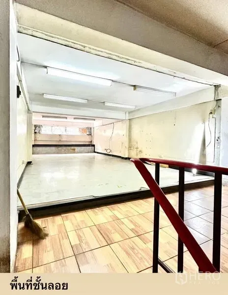 อาคารพาณิชย์ ให้เช่าในWatthana, Bangkok - ชั้นลอยพร้อมไฟฟลูออเรสเซนต์และพื้นกระเบื้องหลากสี.