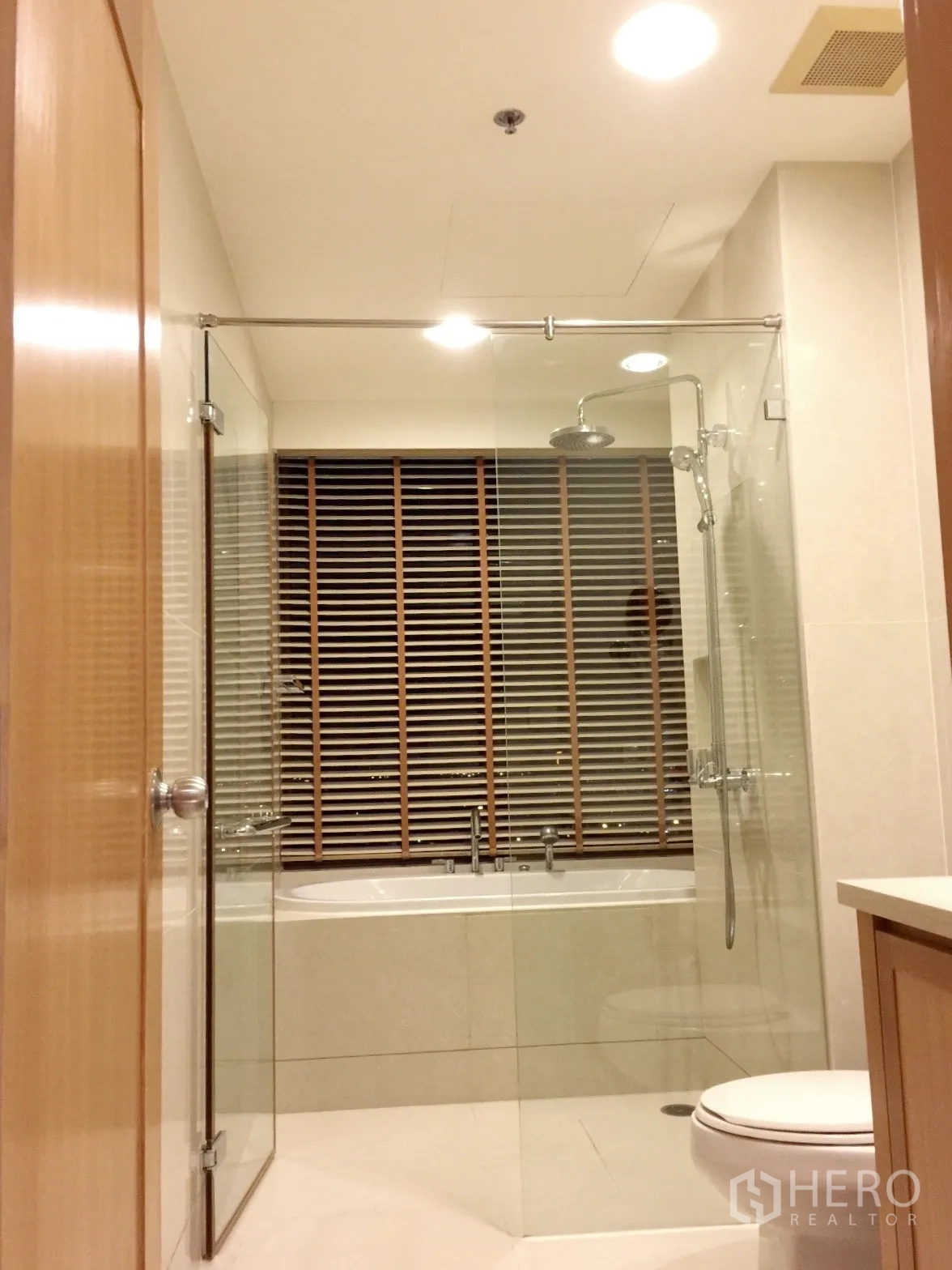 คอนโด ให้เช่าหรือขายในKhlong Toei, Bangkok - ห้องน้ำพร้อมตู้กระจกอาบน้ำ อ่างอาบน้ำ และกระเบื้องโทนอบอุ่น