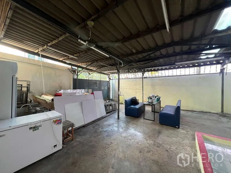 อาคารพาณิชย์ ให้เช่าในSuan Luang, Bangkok - ลานหลังคามุงเมทัลชีท มีที่นั่งและพื้นที่เก็บของ