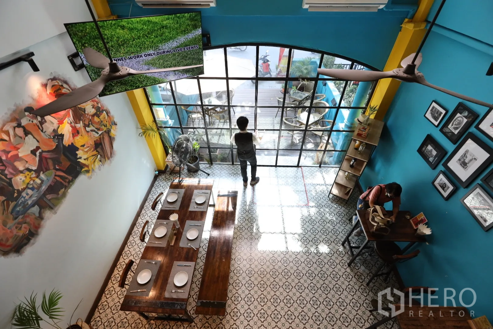 店屋 出租或出售在Khlong Toei, Bangkok - 从夹层俯视，长桌与拱形全景玻璃入口