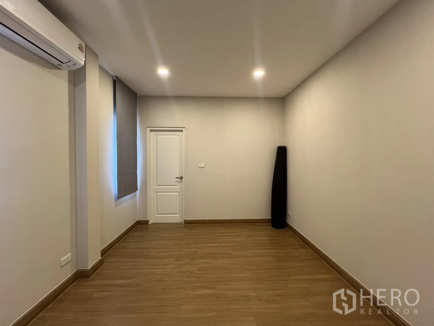 Detached House for rent in Lat Krabang, Bangkok - Empty bedroom with air conditioner, recessed lighting, and a window blind.