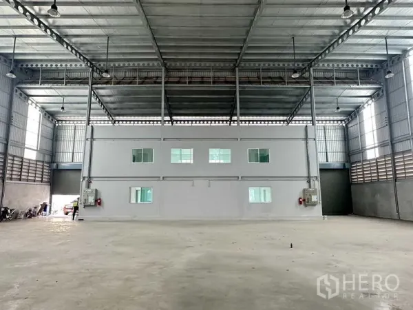 คลังสินค้า ให้เช่าในSamut Prakan - ภายในโกดังโปร่งโล่ง หลังคาสูง พร้อมอาคารสำนักงาน 2 ชั้นกลางโกดัง.