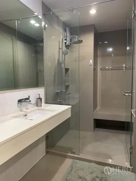 คอนโด ให้เช่าในKhlong Toei, Bangkok - ห้องน้ำสปาพร้อมตู้ฝักบัวกระจก ม้านั่ง และเคาน์เตอร์ล้างหน้ากว้าง