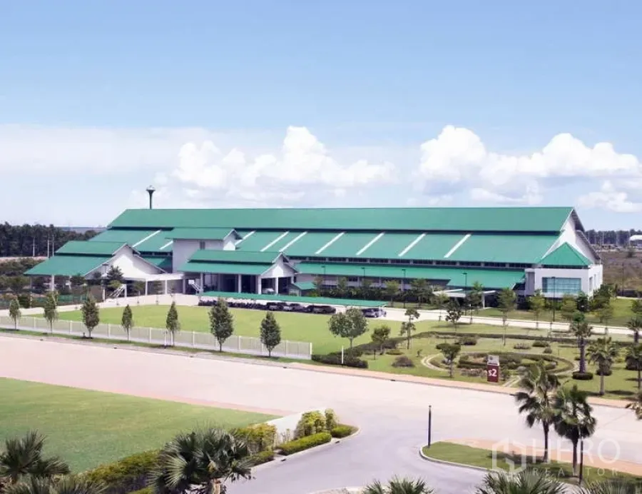 工厂 出售在Mueang Samut Sakhon, Samut Sakhon - 绿色屋顶大型工厂外观，园林景观与宽阔车道，位于沙没沙空。