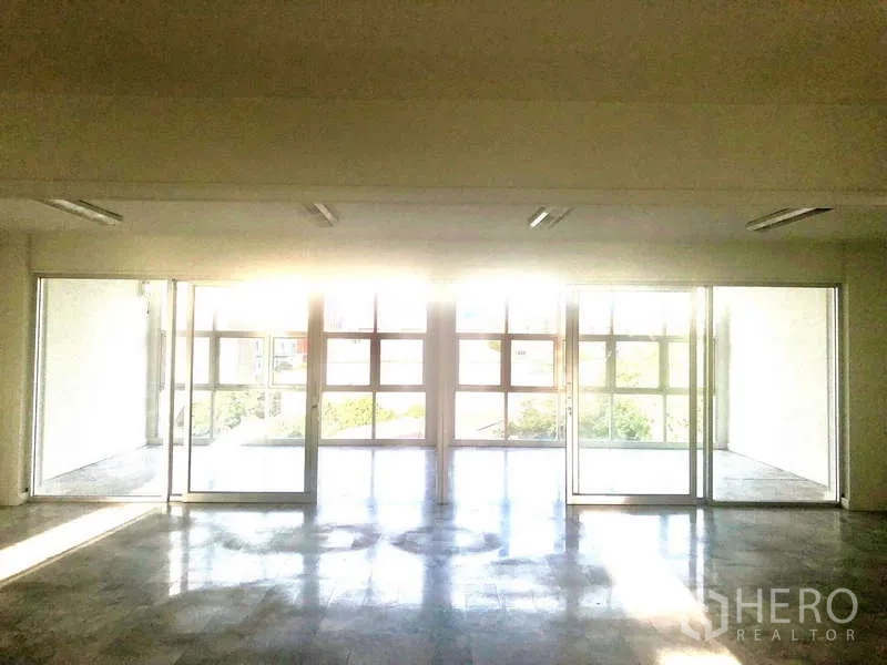 Office Space for rent in Bang Kapi, Bangkok - Wide office space with floor-to-ceiling windows and sliding glass doors allowing abundant natural light.