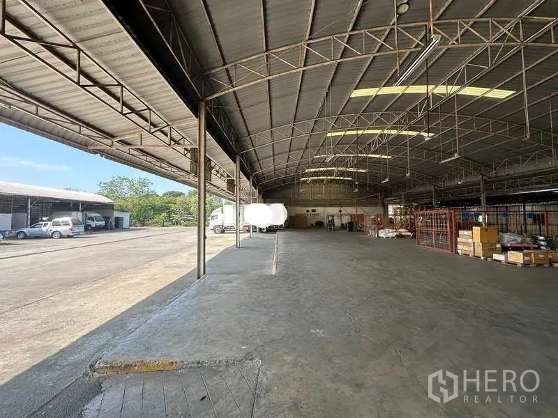 คลังสินค้า ให้เช่าในLam Luk Ka, Pathum Thani - ภายในโกดังเพดานสูงพื้นโล่งเชื่อมต่อกับลานด้านนอกด้วยประตูม้วน