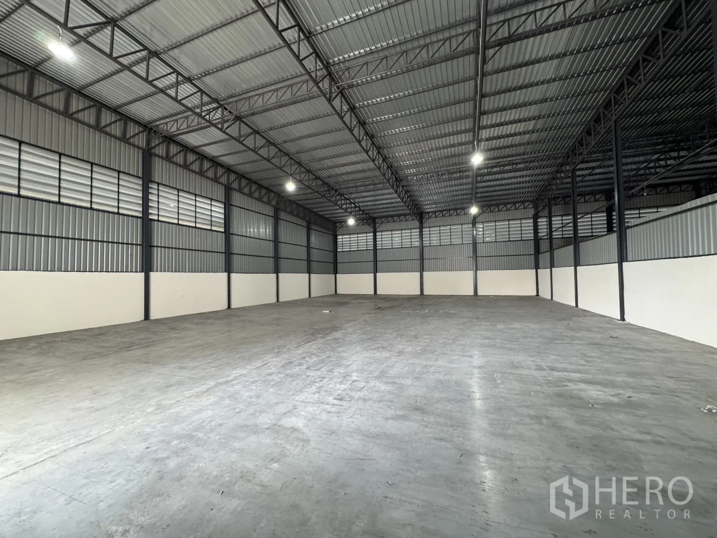 货栈 出租在Phra Nakhon Si Ayutthaya, Phra Nakhon Si Ayutthaya - 无柱仓库地面平整，侧墙设通风板，空气流通良好。