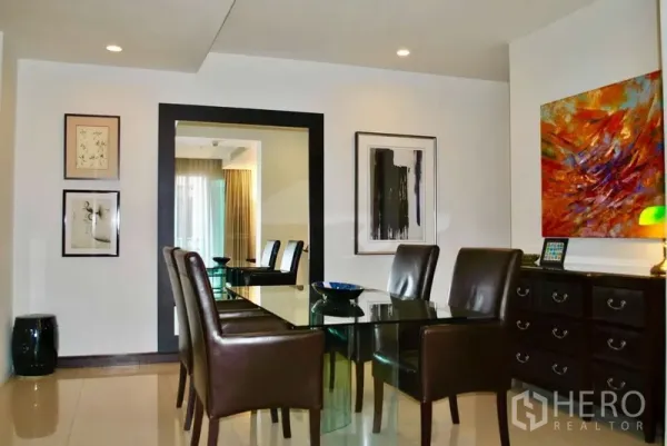 คอนโด ให้เช่าในWatthana, Bangkok - พื้นที่รับประทานอาหารโต๊ะกระจก เก้าอี้หนัง ต่อเนื่องกับห้องนั่งเล่น