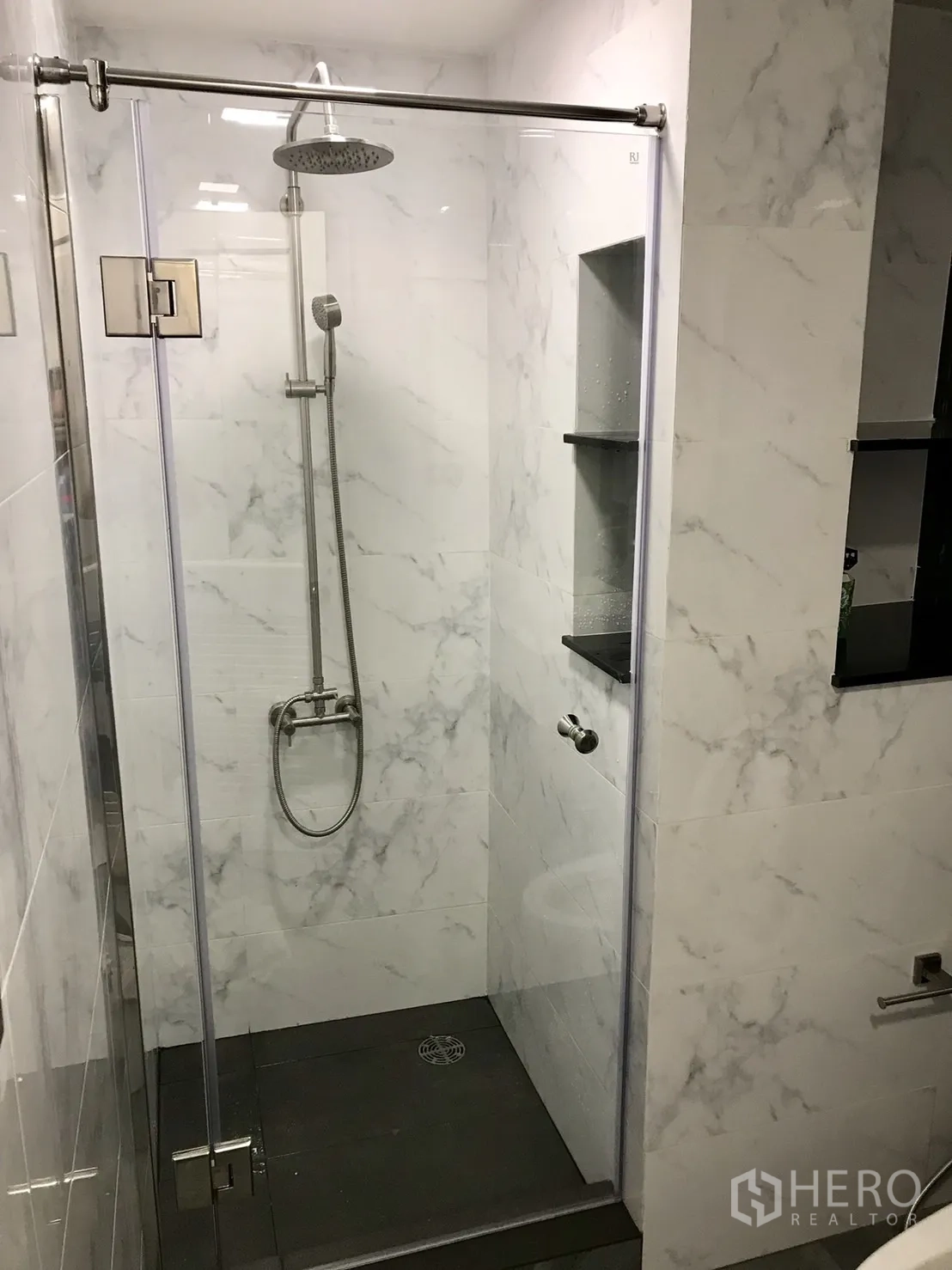 公寓 出租或出售在Khlong Toei, Bangkok - 第二浴室的步入式淋浴，雨淋花洒与玻璃门。