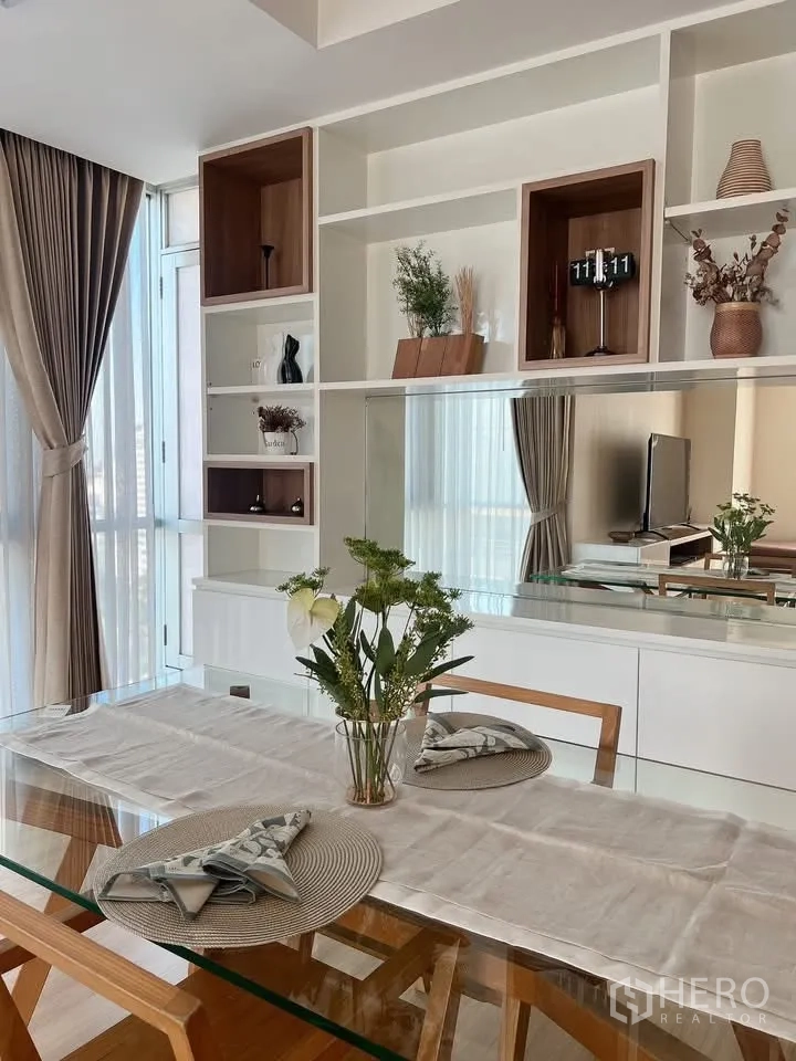 คอนโด for rent in Pathum Wan, Bangkok - มุมรับประทานอาหาร โต๊ะกระจก ตู้โชว์บิลท์อิน และกระจกบานยาวใกล้หน้าต่าง