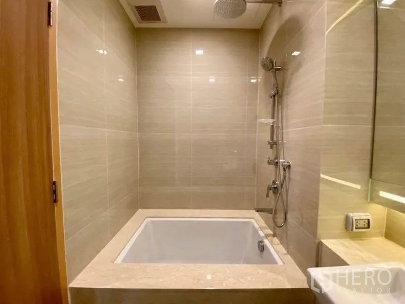 คอนโด ให้เช่าในWatthana, Bangkok - ห้องน้ำโมเดิร์นมีอ่างอาบน้ำลึกพร้อมเรนชาวเวอร์และผนังกระเบื้องสีเบจ