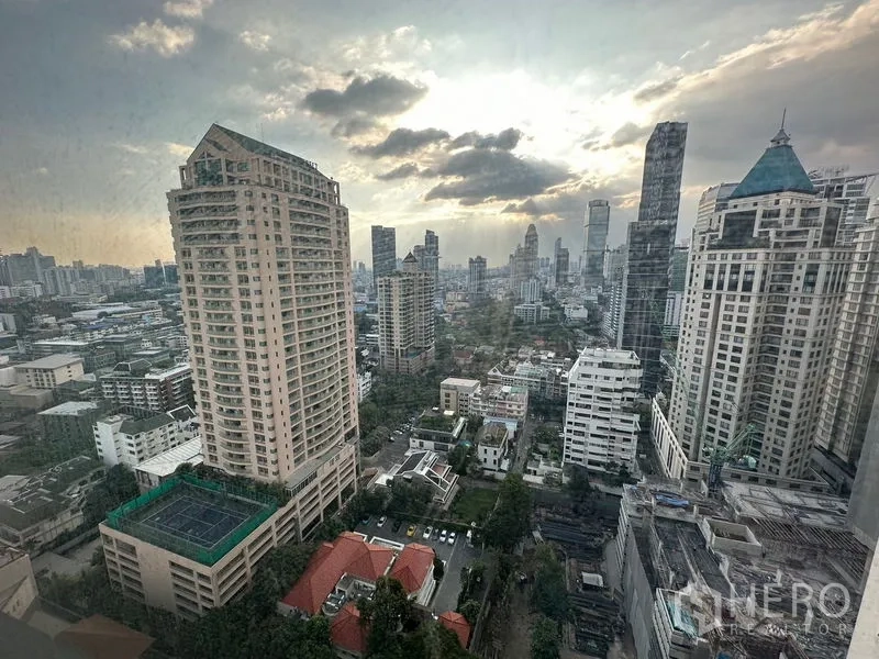 公寓 出租在Sathon, Bangkok - 高楼眺望沙吞天际线与城市日落景色
