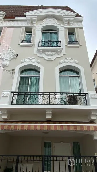 Townhouse for rent in Wang Thonglang, Bangkok - Three-storey townhouse exterior with decorative facade and wrought-iron balconies in Wang Thonglang.