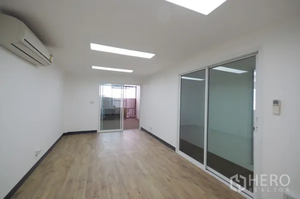 สำนักงาน ให้เช่าในKhlong Toei, Bangkok - ห้องทำงานยาวพร้อมเครื่องปรับอากาศและประตูกระจกบานเลื่อนเชื่อมระเบียง