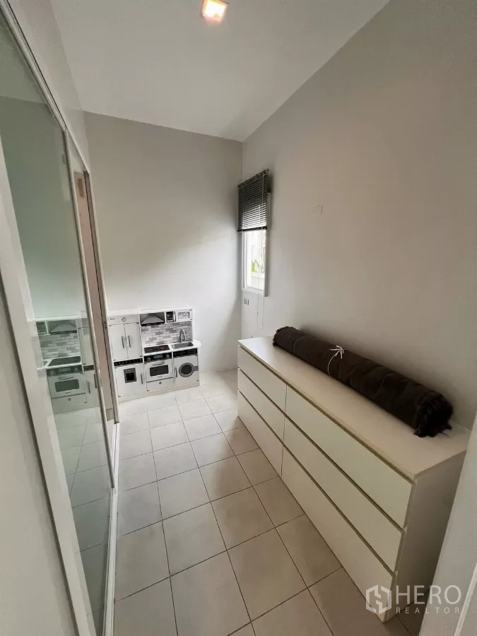 บ้าน ให้เช่าในLat Krabang, Bangkok - ห้องอเนกประสงค์หรือแต่งตัวทางยาว มีตู้ลิ้นชักและหน้าต่างบานเล็ก