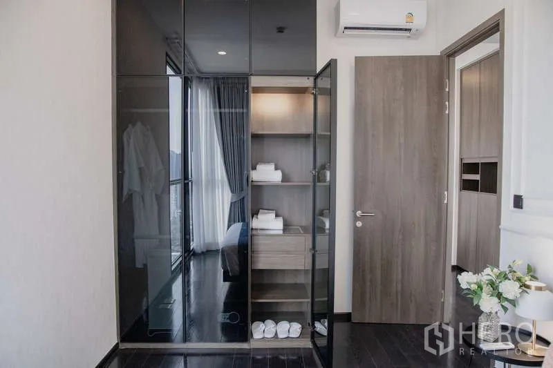 คอนโด ให้เช่าในWatthana, Bangkok - ห้องนอนพร้อมตู้เสื้อผ้าบานกระจกและชั้นเก็บของข้างหน้าต่างบานใหญ่