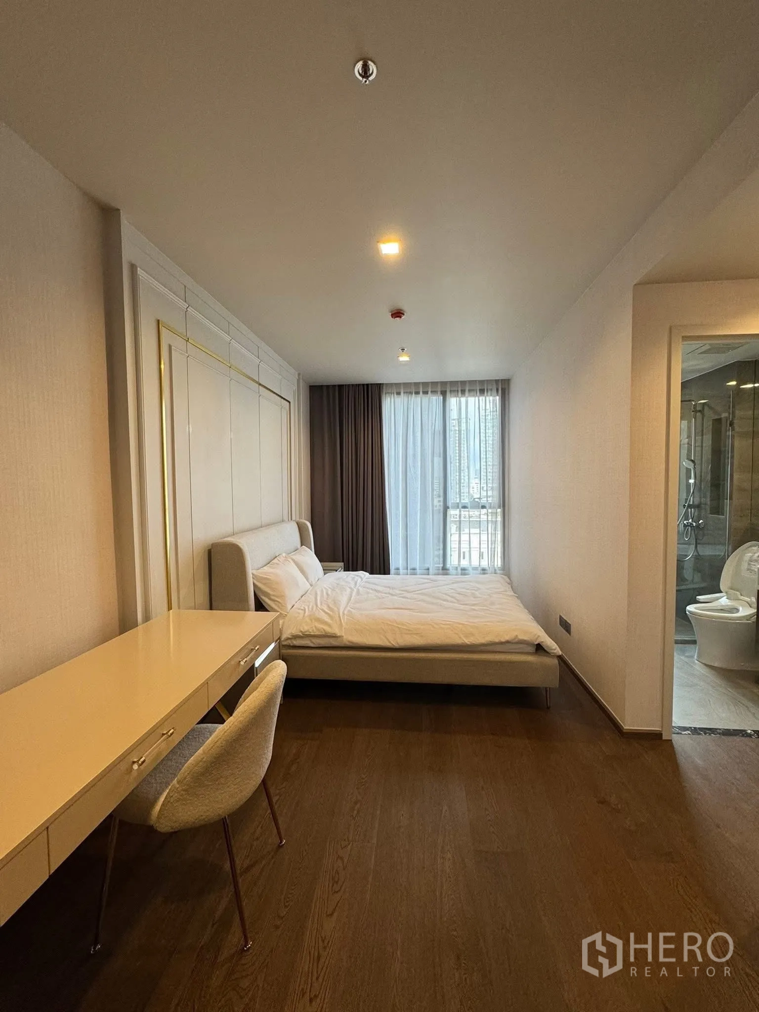 คอนโด for rent in Khlong Toei, Bangkok - ห้องนอนกว้างมองไปยังห้องน้ำ พื้นไม้สีน้ำตาล