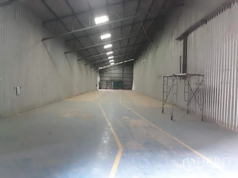 โรงงาน ให้เช่าในThanyaburi, Pathum Thani - ช่องโกดังยาว ผนังเมทัลชีท เพดานติดไฟ พร้อมเส้นจราจรทาสีบนพื้น
