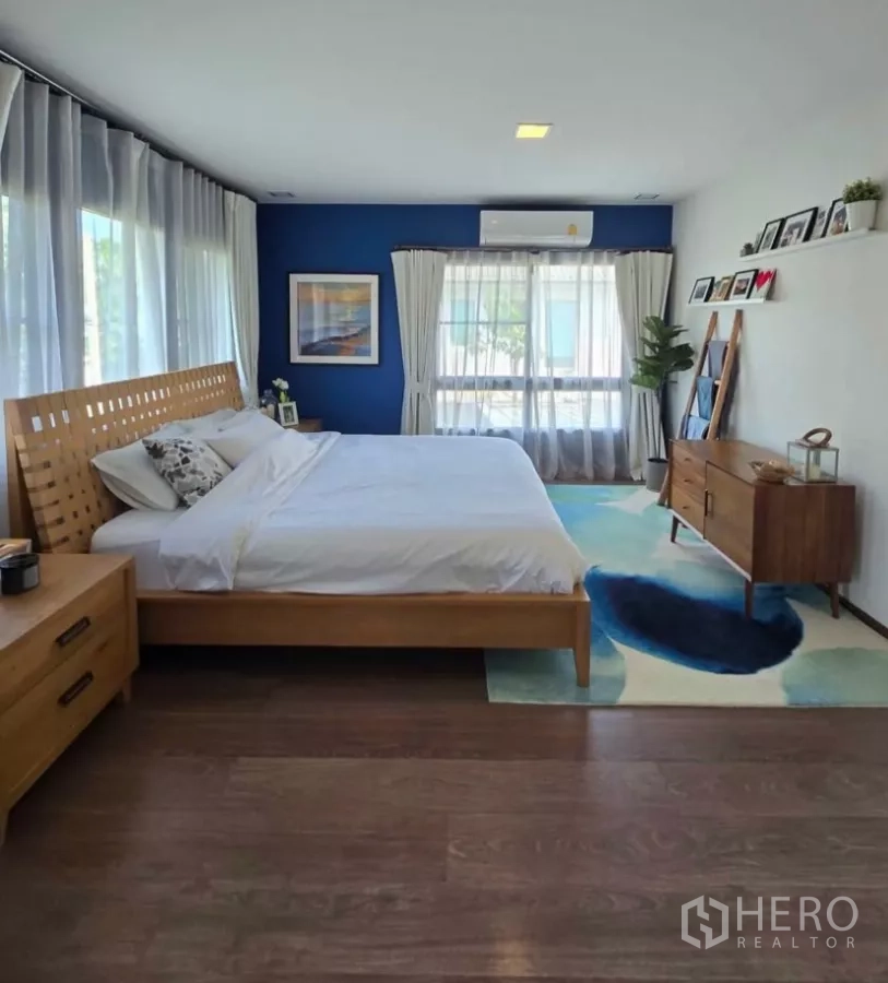 独立式住宅 出租在Bang Phli, Samut Prakan - 宽敞主卧，木地板与大面积窗帘