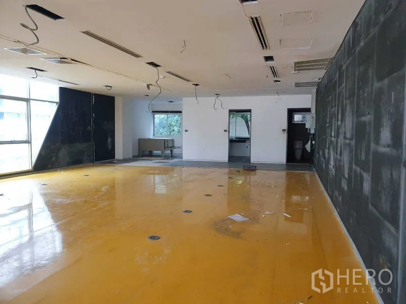 零售空间 出租在Khlong Toei, Bangkok - 上层开放区，黄色环氧地坪，吊顶预留，采光充足。