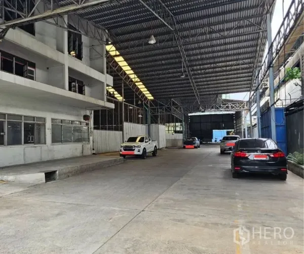 工厂 出租在Bang Kho Laem, Bangkok - 宽大的带顶停车与装卸区，停有多辆车。
