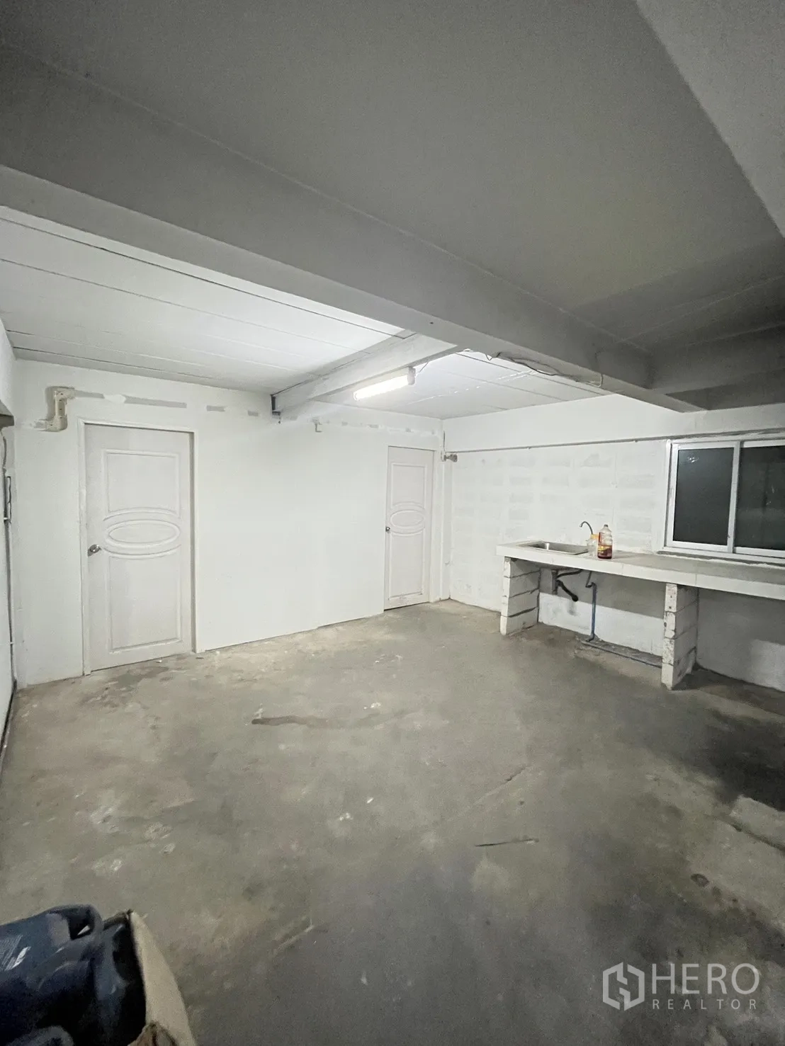 仓库 for rent in Chatuchak, Bangkok - 室内小房间，带两扇门、窗户和一处洗手池。