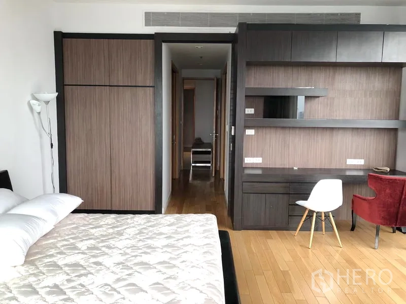 คอนโด ให้เช่าในKhlong Toei, Bangkok - ห้องนอนหลัก พื้นไม้ ตู้เสื้อผ้าบิวท์อิน พร้อมโต๊ะทำงานและชั้นวาง