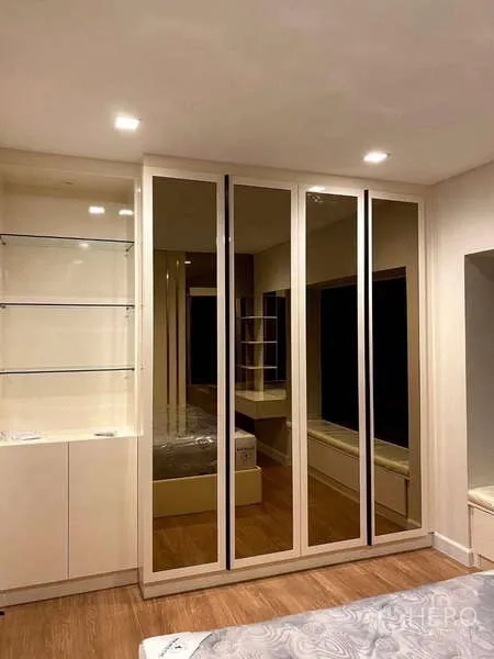 Detached House for rent - Bright bedroom with mirrored sliding wardrobes and built-in shelves.