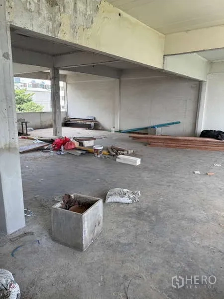 店屋 出租在Watthana, Bangkok - 宽敞未装修楼层，柱网布局与待翻新的建材。