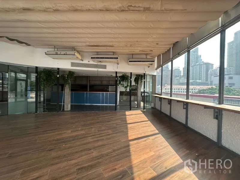 零售空间 出租在Pathum Wan, Bangkok - 阳光充足的零售大厅，环幕窗景与曼谷天际线。