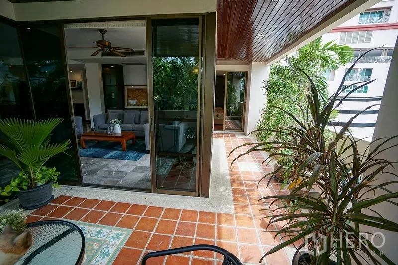 อพาร์ทเมนท์ ให้เช่าในWatthana, Bangkok - ระเบียงรอบบ้านปูกระเบื้องดินเผา มีไม้กระถาง นอกประตูกระจกของห้องนั่งเล่น