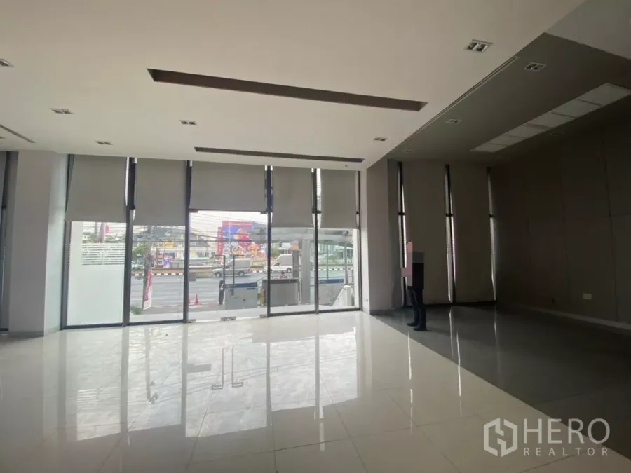 Retail Space for rent in Bang Rak, Bangkok - Open-plan retail interior with floor-to-ceiling glass frontage, high ceiling, polished tiles and street view near MRT Hua Lamphong.