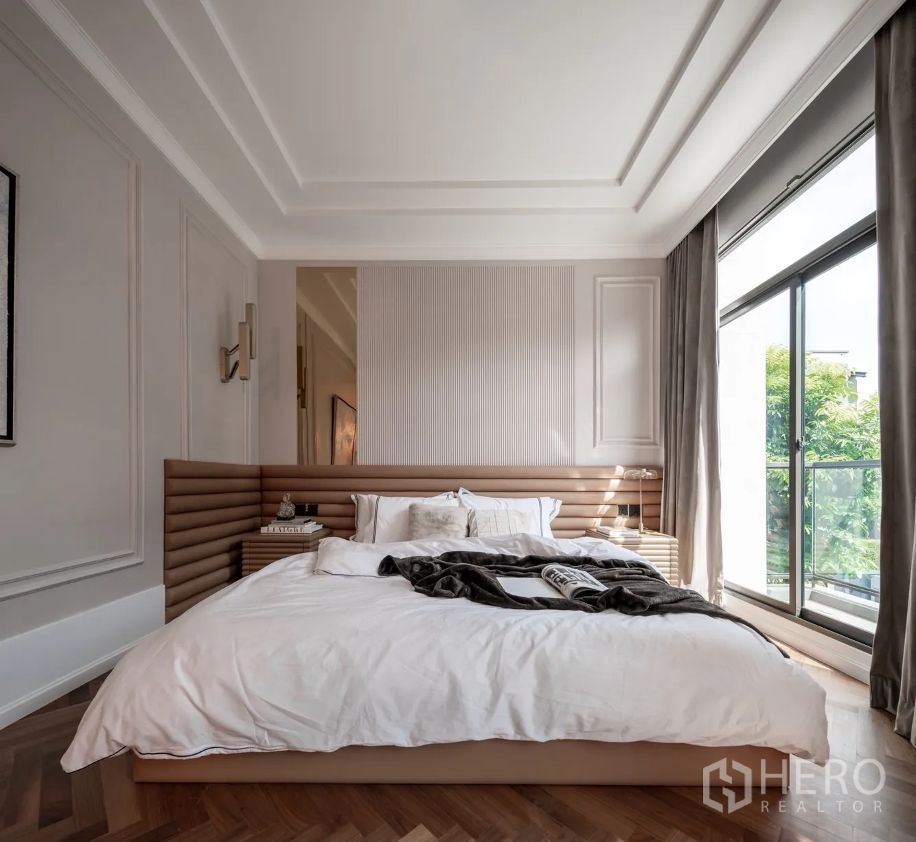 บ้าน ให้เช่าหรือขายในPhra Khanong, Bangkok - ห้องนอนมาสเตอร์รับแสงดี มีประตูกระจกออกระเบียง ผนังบัวเรียบ