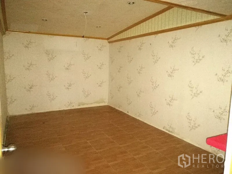 零售空间 出租在Khlong Toei, Bangkok - 带瓷砖地面与墙纸的私密房间，等待翻新。