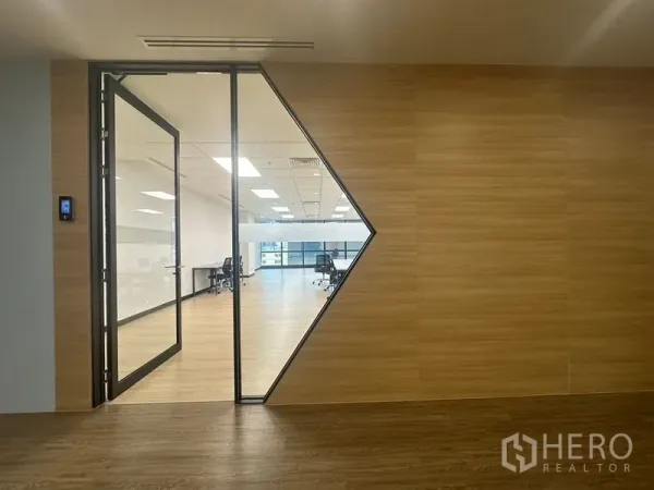 สำนักงาน ให้เช่าในChatuchak, Bangkok - ประตูทางเข้ากระจกพร้อมแผงกระจกรูปสามเหลี่ยม นำสู่โถงทำงานแบบเปิด