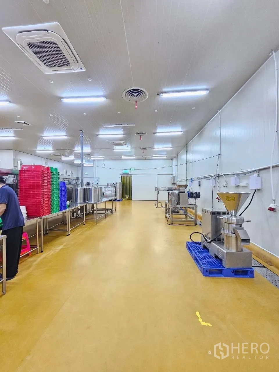 工厂 for rent in Mueang Samut Sakhon, Samut Sakhon - 加工线，搅拌机和工作台位于黄色地面上。