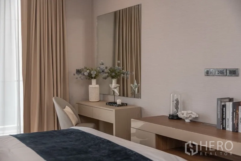 บ้าน ให้เช่าหรือขายในYan Nawa, Bangkok - มุมห้องนอนพร้อมโต๊ะเครื่องแป้ง กระจก และผ้าม่านโทนนุ่ม