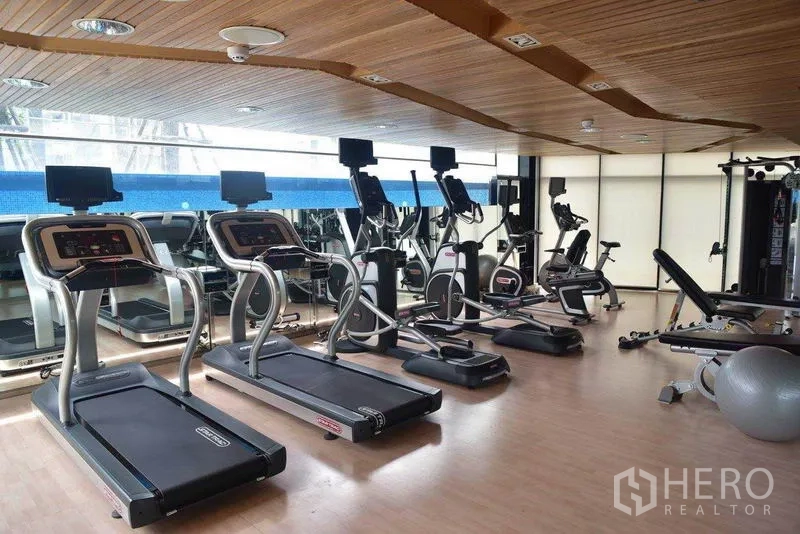 คอนโด ให้เช่าในWatthana, Bangkok - ฟิตเนสของคอนโดพร้อมลู่วิ่ง เครื่องเดินวงรี และอุปกรณ์เวท