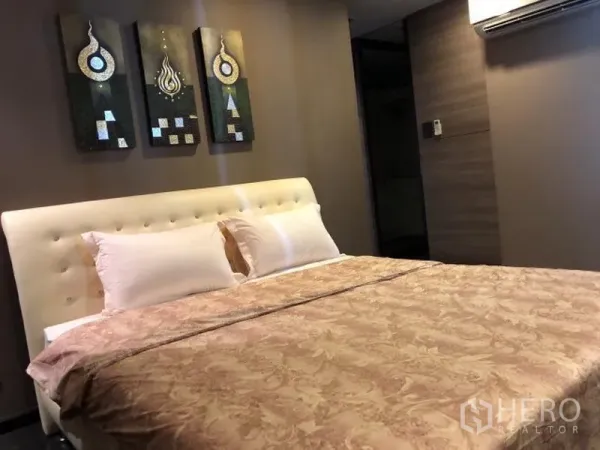 คอนโด ให้เช่าหรือขายในWatthana, Bangkok - ห้องนอนหลัก เตียงคิงไซส์หัวเตียงบุผ้า พร้อมเครื่องปรับอากาศ