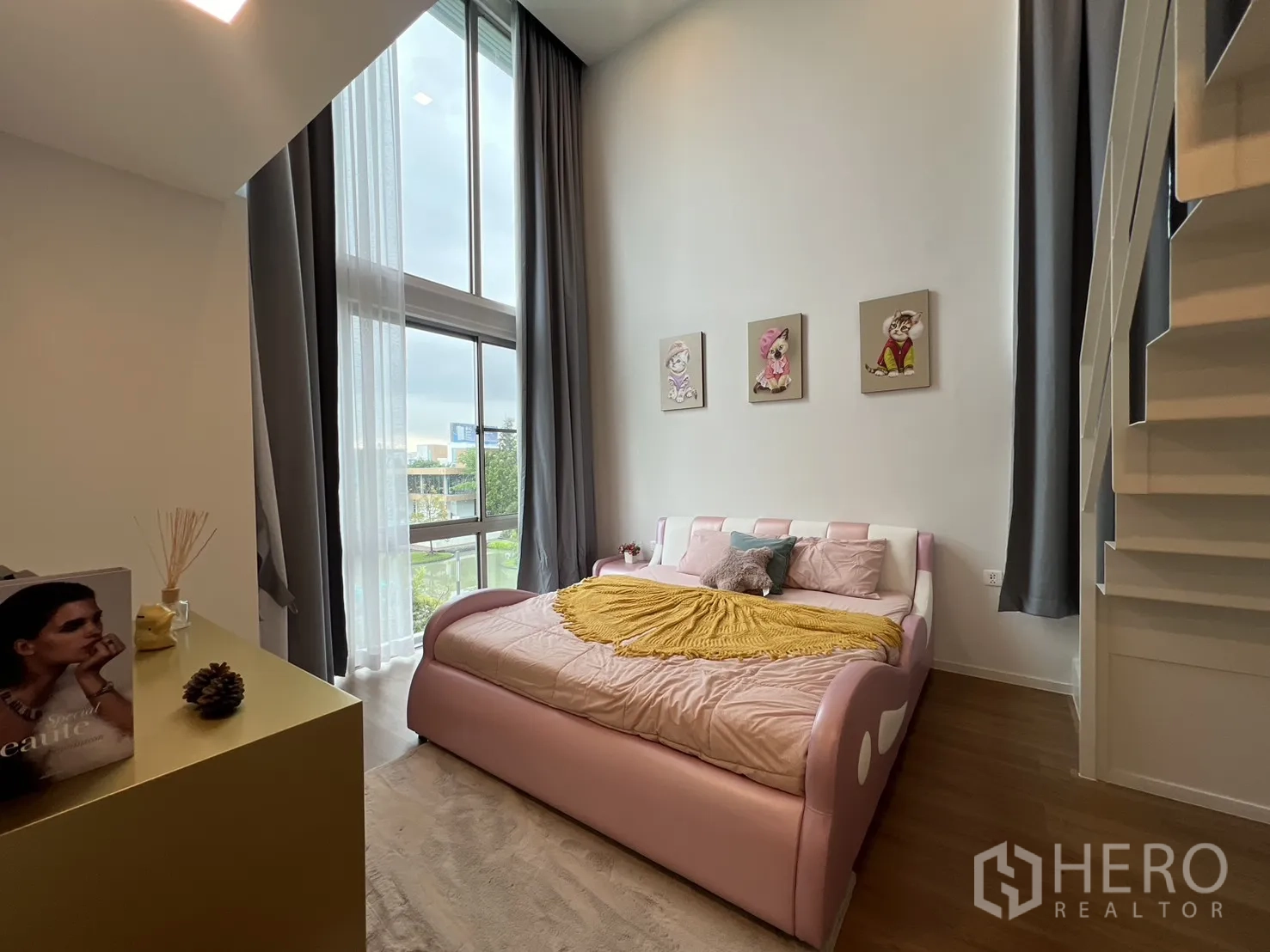 独立式住宅 出租在Saphan Sung, Bangkok - 步入式更衣区，开放搁架通往套卫